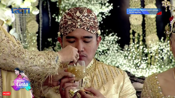 Kaesang Disuapi Kelapa Muda oleh Ibunda Erina, Ekspresinya Jadi Sorotan