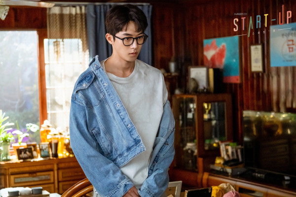6 Karakter Berkacamata dalam Drama Korea yang Bikin Jatuh Hati