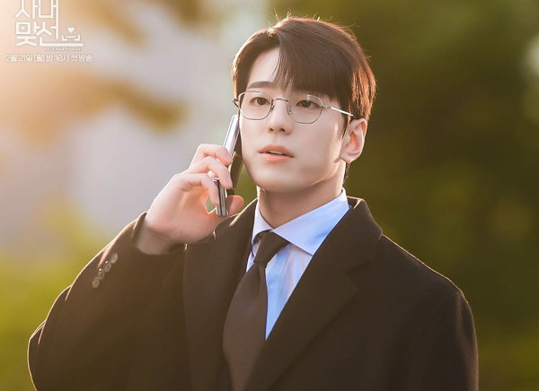 6 Karakter Berkacamata dalam Drama Korea yang Bikin Jatuh Hati