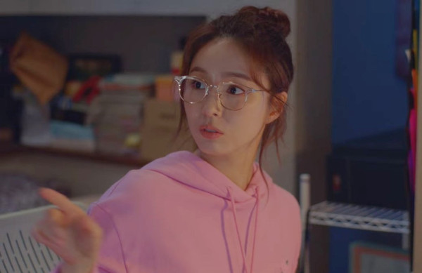 6 Karakter Berkacamata dalam Drama Korea yang Bikin Jatuh Hati