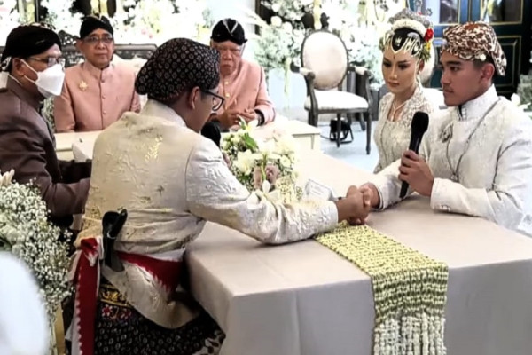 Ditanya Hadiah Pernikahan untuk Kaesang dan Erina, Jokowi: Cinta