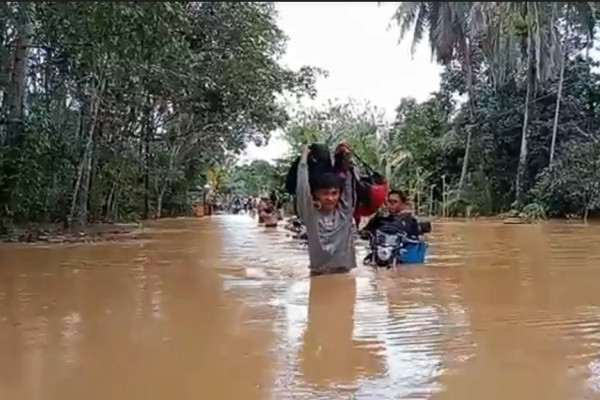 4 Desa di Madina Diterjang Banjir, Jalur Lintas Sumatera Lumpuh