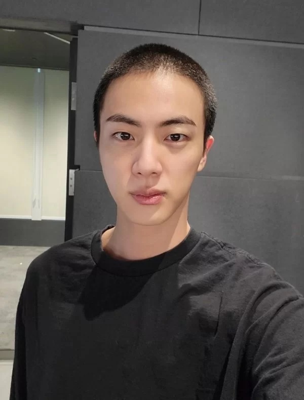 Jin BTS Pamer Foto Rambut Cepak Jelang Wajib Militer Besok