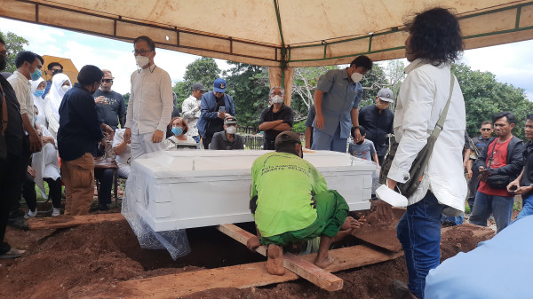 Pemakaman Remy Sylado di TPU Menteng Pulo Berlangsung Haru