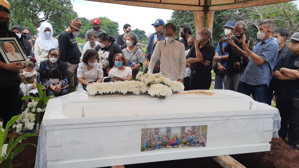 Remy Sylado Dimakamkan, Keluarga Beri Salam Terakhir