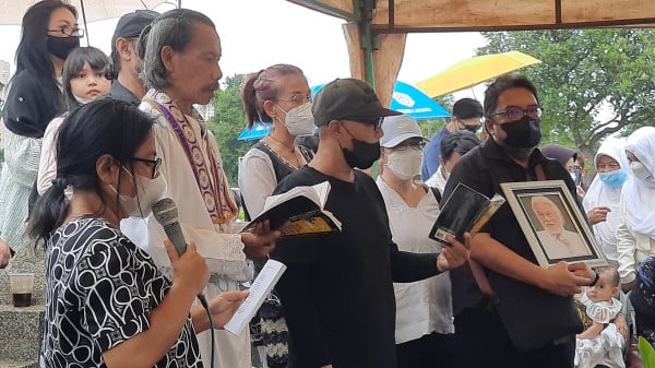 Remy Sylado Dimakamkan, Keluarga Beri Salam Terakhir