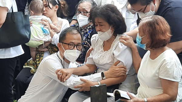 Tangis Emmy Tambayong Pecah Lepas Kepergian Remy Syaldo