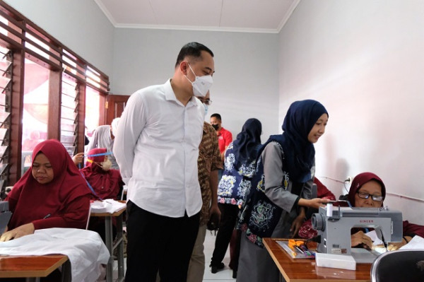 Wali Kota Eri Cahyadi Sukses Dongkrak Pertumbuhan Ekonomi Surabaya melalui Program Ekonomi Kerakyatan