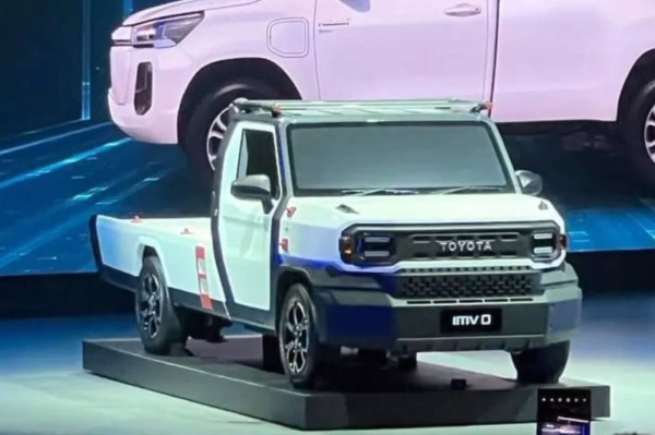 Setelah Innova EV, Kini Toyota Hadirkan Dua Mobil Pikap Listrik