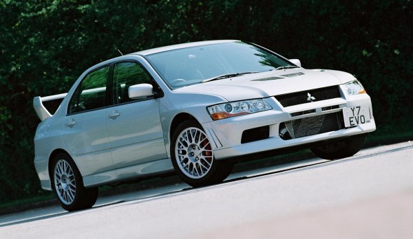 Toyota GR Yaris Kalahkan Mitsubishi Lancer Evolution VII di Atas Trek Sirkuit
