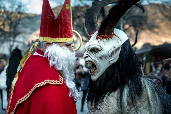 Mengenal Krampus, Pasangan Sinterklas, yang Kerjanya Mirip Kuntilanak Menculik Anak