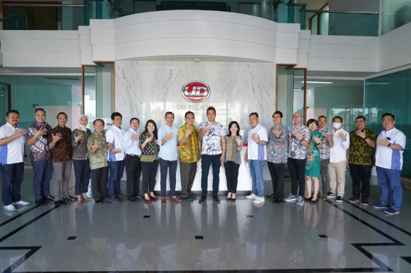 Keren, Tutup Tahun 2022 Astra UD Trucks Serah Terima 32 Unit Quester Euro 5