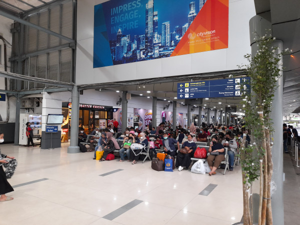 Mudik Nataru, Stasiun Pasar Senen Mulai Ramai Penumpang Kereta Api