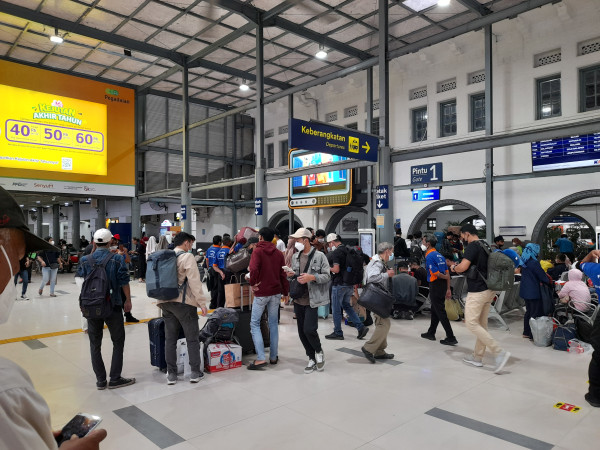 Mudik Nataru, Stasiun Pasar Senen Mulai Ramai Penumpang Kereta Api