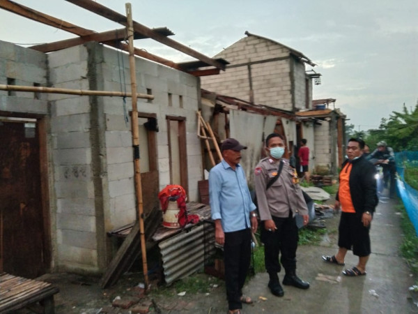 Hujan Angin Sapu Puluhan Rumah di Cikarang Pusat Bekasi