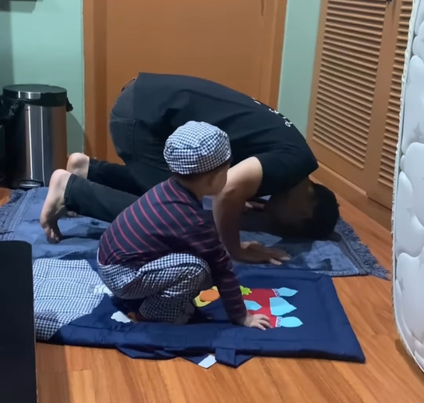 Marcell Darwin Jadi Mualaf, Bersyukur Bisa Ajari Anak Sholat