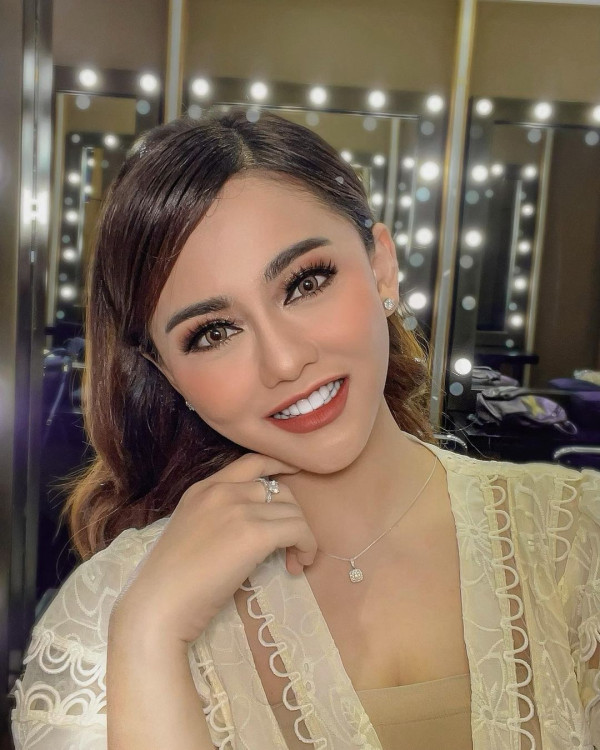 4 Artis Indonesia Punya Usaha Kuliner Kaki Lima, Nomor 2 Jualan Pecel Lele