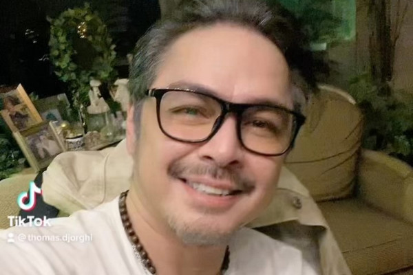 4 Artis Indonesia yang Betah Melajang hingga Usia 50 Tahun