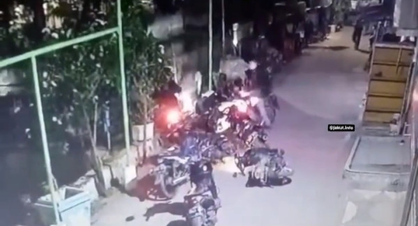 Gagah-gagahan Tenteng Sajam, Geng Motor Ngacir Dikepung Warga di Pademangan 