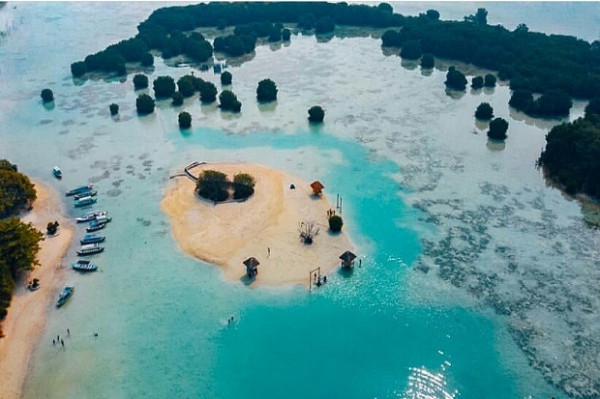 10 Pulau Kecil di Indonesia yang Cocok untuk Healing, Nomor 8 Bisa Dijadikan Lokasi Kemah