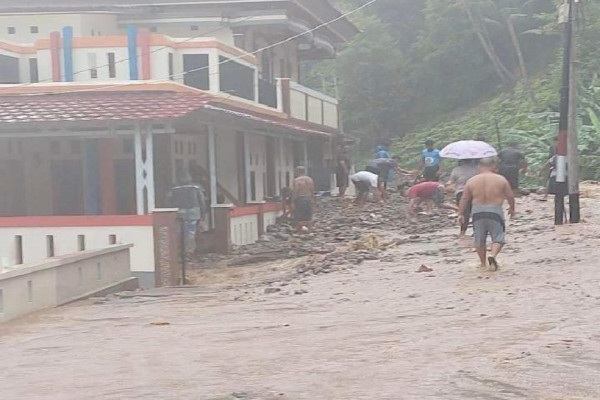 Warga 2 Desa Korban Banjir Bandang Sitaro Diungsikan ke Gereja