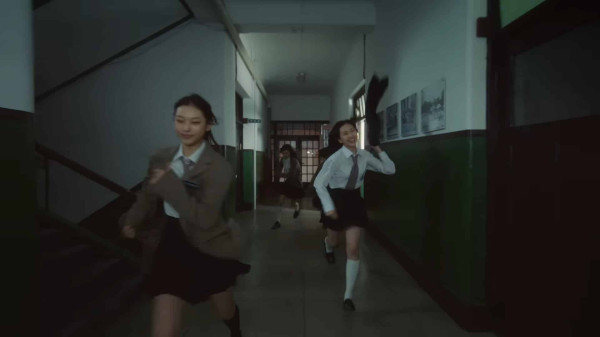 NewJeans Rilis Lagu Ditto dengan 2 Versi Video, Modelnya Park Ji-Hu dan Choi Hyun-Wook