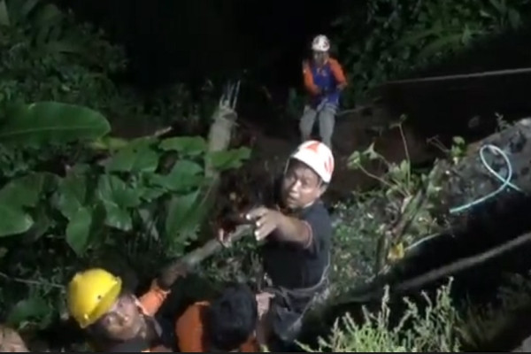 Nekat Foto di Tepi Jurang, Turis Asing Terjatuh dari Ketinggian 25 Meter
