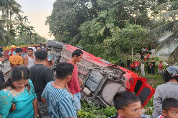 Mengerikan! Penampakan Kereta Api Tabrak Mobil yang Tewaskan 1 Keluarga