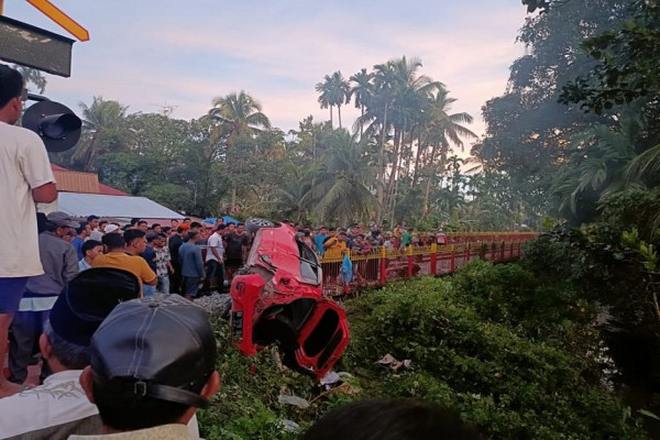 Mengerikan! Penampakan Kereta Api Tabrak Mobil yang Tewaskan 1 Keluarga