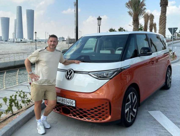 Hadir di Piala Dunia 2022 Qatar, Francesco Totti Promosikan Volkswagen ID. Buzz