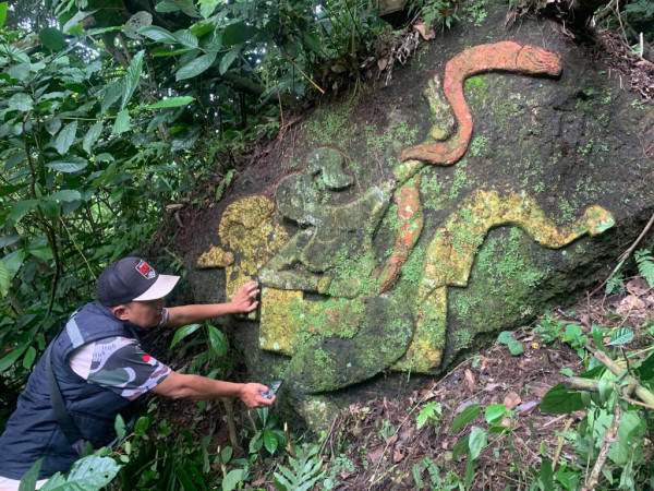 Patung Kepala Arca Raksasa Ditemukan di Kawasan Hutan Maribaya Lembang