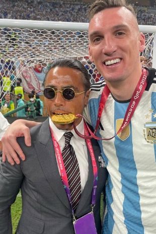 Viral! Salt Bae Pegang Trofi Piala Dunia 2022, FIFA Bereaksi