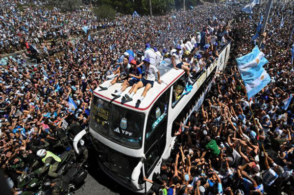 Tragedi Parade Juara Piala Dunia 2022 Argentina: 1 Tewas, Polisi Diserang, dan Bocah 5 Tahun Koma