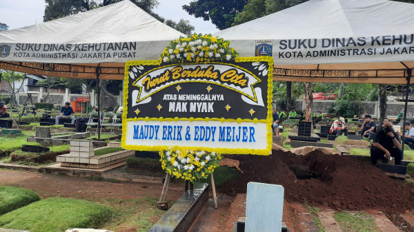 Tak Bisa Antar Aminah Cendrakasih ke Peristirahatan Terakhir, Maudy Koesnaedi Kirim Karangan Bunga dari Turki