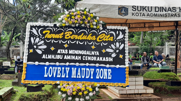Tak Bisa Antar Aminah Cendrakasih ke Peristirahatan Terakhir, Maudy Koesnaedi Kirim Karangan Bunga dari Turki