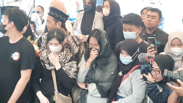 Isak Tangis Keluarga Iringi Pemakaman Aminah Cendrakasih di TPU Karet Bivak