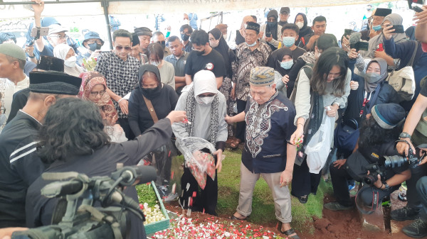 Isak Tangis Keluarga Iringi Pemakaman Aminah Cendrakasih di TPU Karet Bivak