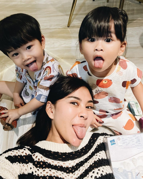 6 Artis Indonesia yang Punya Anak Kembar, Terbaru Anisa Rahma