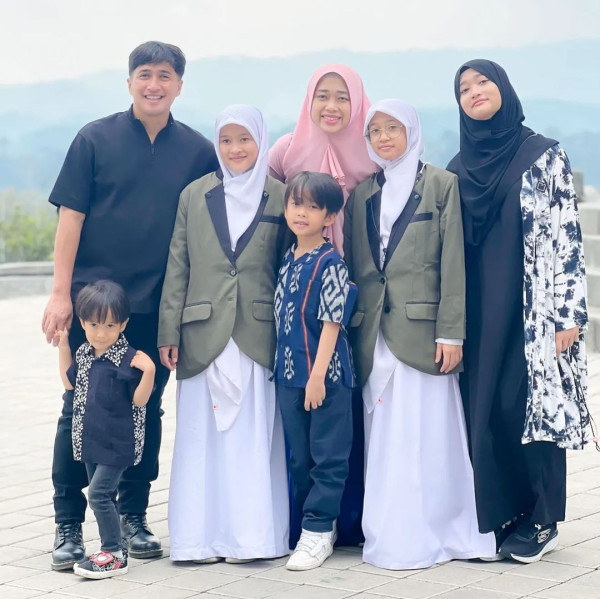 6 Artis Indonesia yang Punya Anak Kembar, Terbaru Anisa Rahma