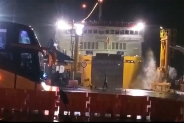 Diterjang Gelombang Tinggi dan Angin Kencang Kapal Ferry Sulit Sandar di Pelabuhan Merak