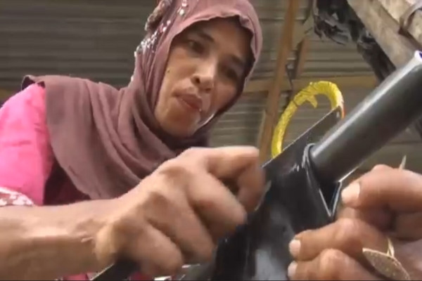 Kisah Ibu Perkasa dari Madina, Tak Malu Jadi Penambal Ban agar Dapur Tetap Mengepul