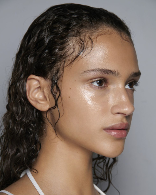 5 Inspirasi Makeup Look Natural untuk Rayakan Natal, Nomor 4 Cocok untuk Pemilik Kulit Kecoklatan