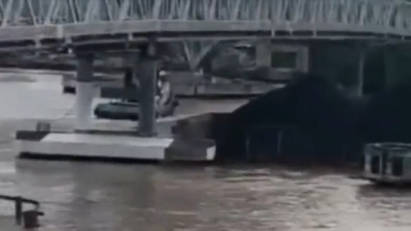 Jembatan Mahakam Ditabrak Kapal Tongkang hingga Bergetar, Warga Panik Khawatir Ambruk