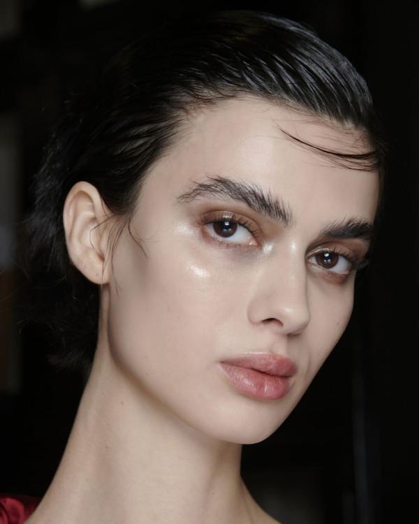 5 Inspirasi Makeup Look Natural untuk Rayakan Natal, Nomor 4 Cocok untuk Pemilik Kulit Kecoklatan