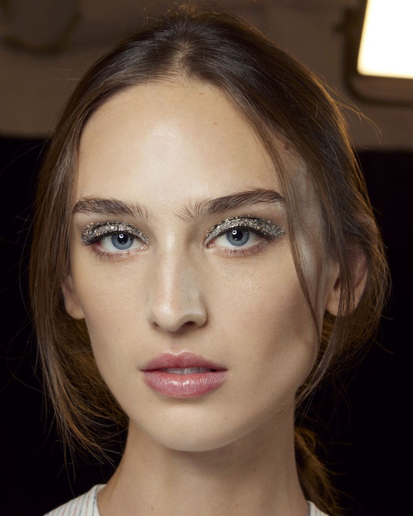 Tampil Beda saat Natal, Simak 5 Inspirasi Makeup Look Nyentrik Berikut Ini