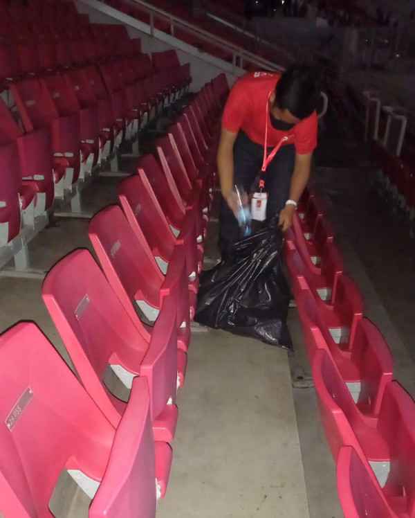 Aksi Suporter Indonesia Punguti Sampah di Stadion GBK usai Skuad Garuda Kalahkan Kamboja