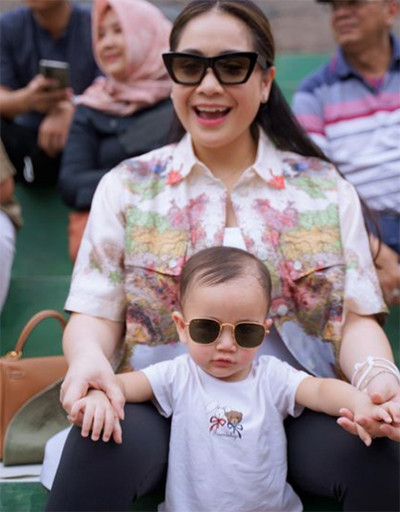 Nagita Slavina Momong Rayyanza Pakai Kemeja Rp19,4 Juta, Netizen: Ada AC di Sakunya Gitu?