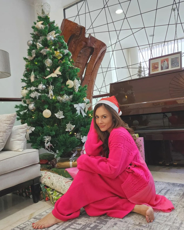 Deretan Foto Cantik Wulan Guritno dengan Outfit Serba Merah Muda di Momen Natal