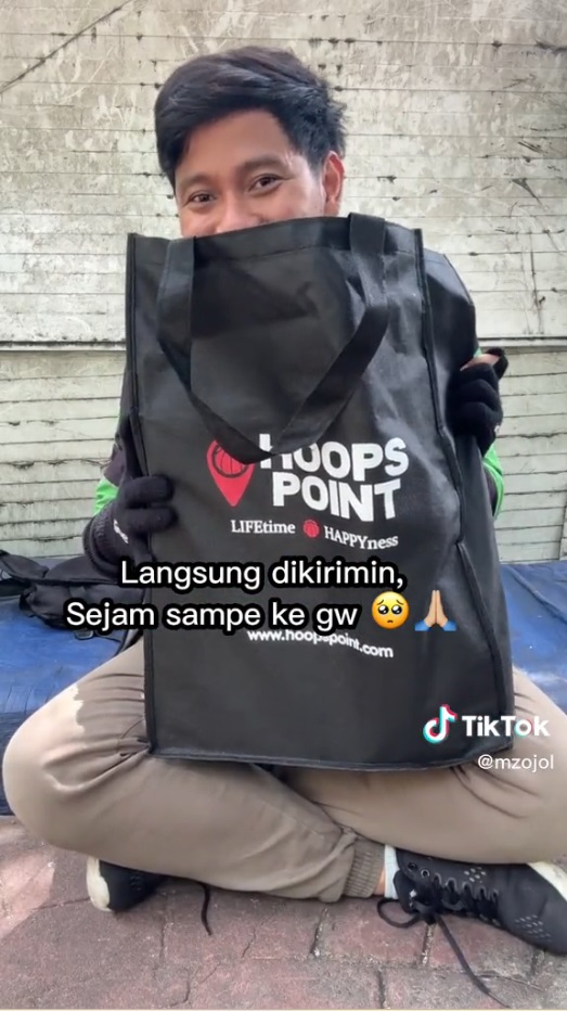 Gading Marten Hadiahi Driver Ojol Sepatu Bermerek, Ceritanya Bikin Haru