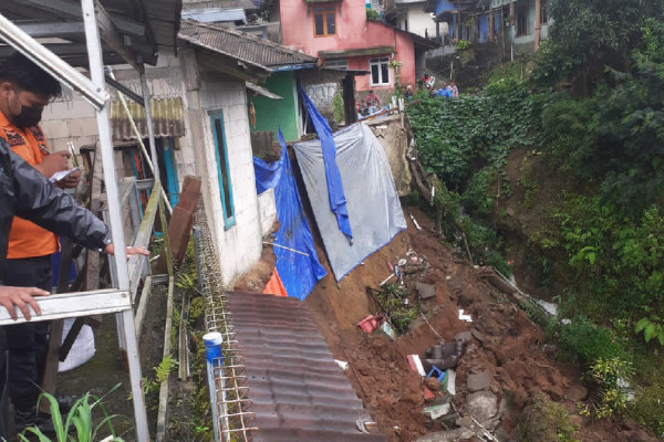 TPT Longsor di Kawasan Puncak, 2 Rumah Warga Rusak